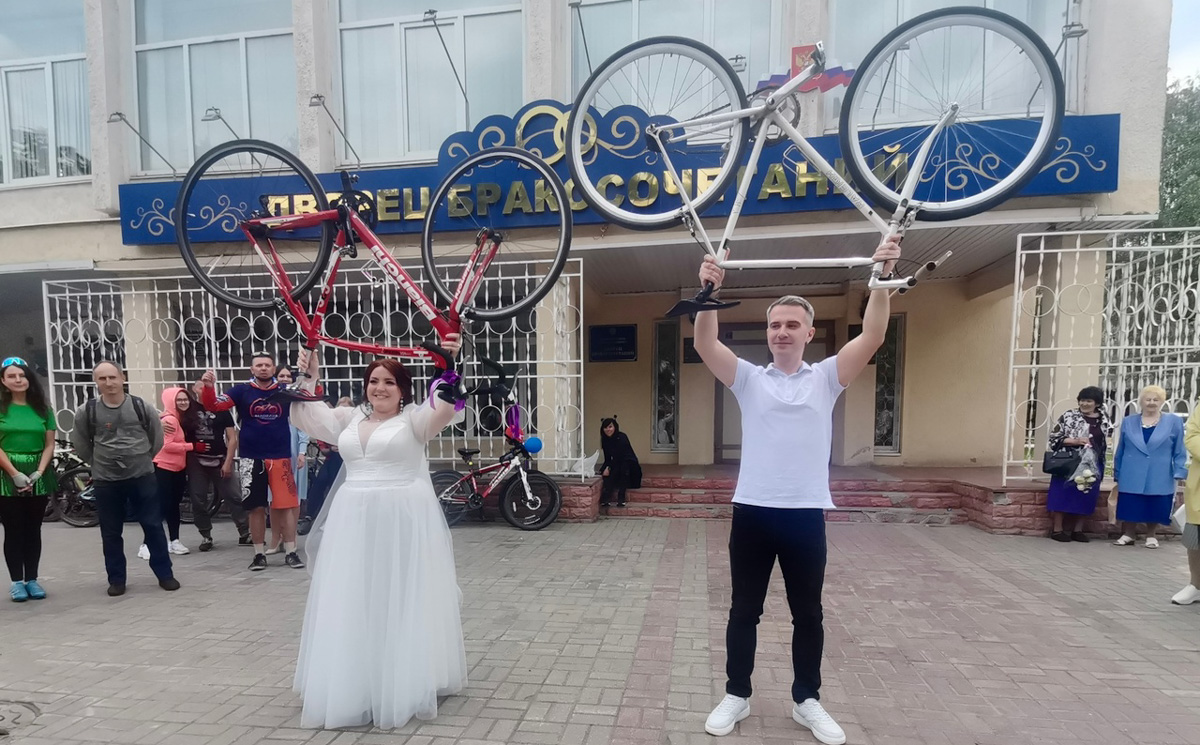 Нестандартные свадьбы — выбор по-настоящему творческих людей. Владимирцы Светлана и Артур точно из их числа. Главный день в своей жизни они решили провести на двухколесном транспорте, курсируя по знаменательным локациям города. Что вышло из этой затеи, выяснял «Ключ-Медиа».
