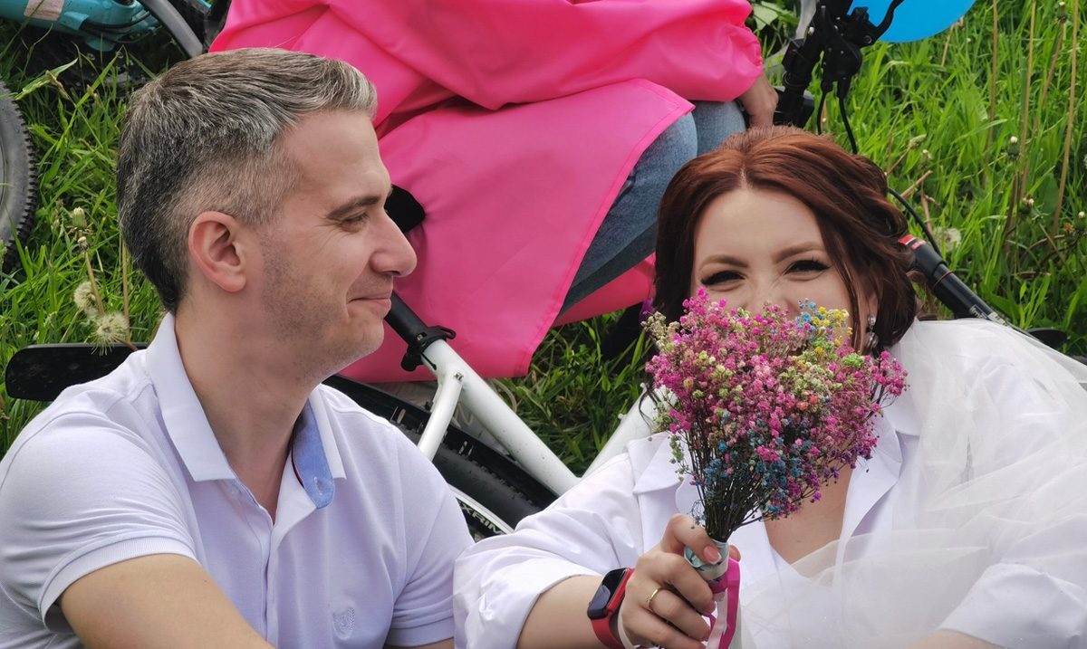 Нестандартные свадьбы — выбор по-настоящему творческих людей. Владимирцы Светлана и Артур точно из их числа. Главный день в своей жизни они решили провести на двухколесном транспорте, курсируя по знаменательным локациям города. Что вышло из этой затеи, выяснял «Ключ-Медиа».