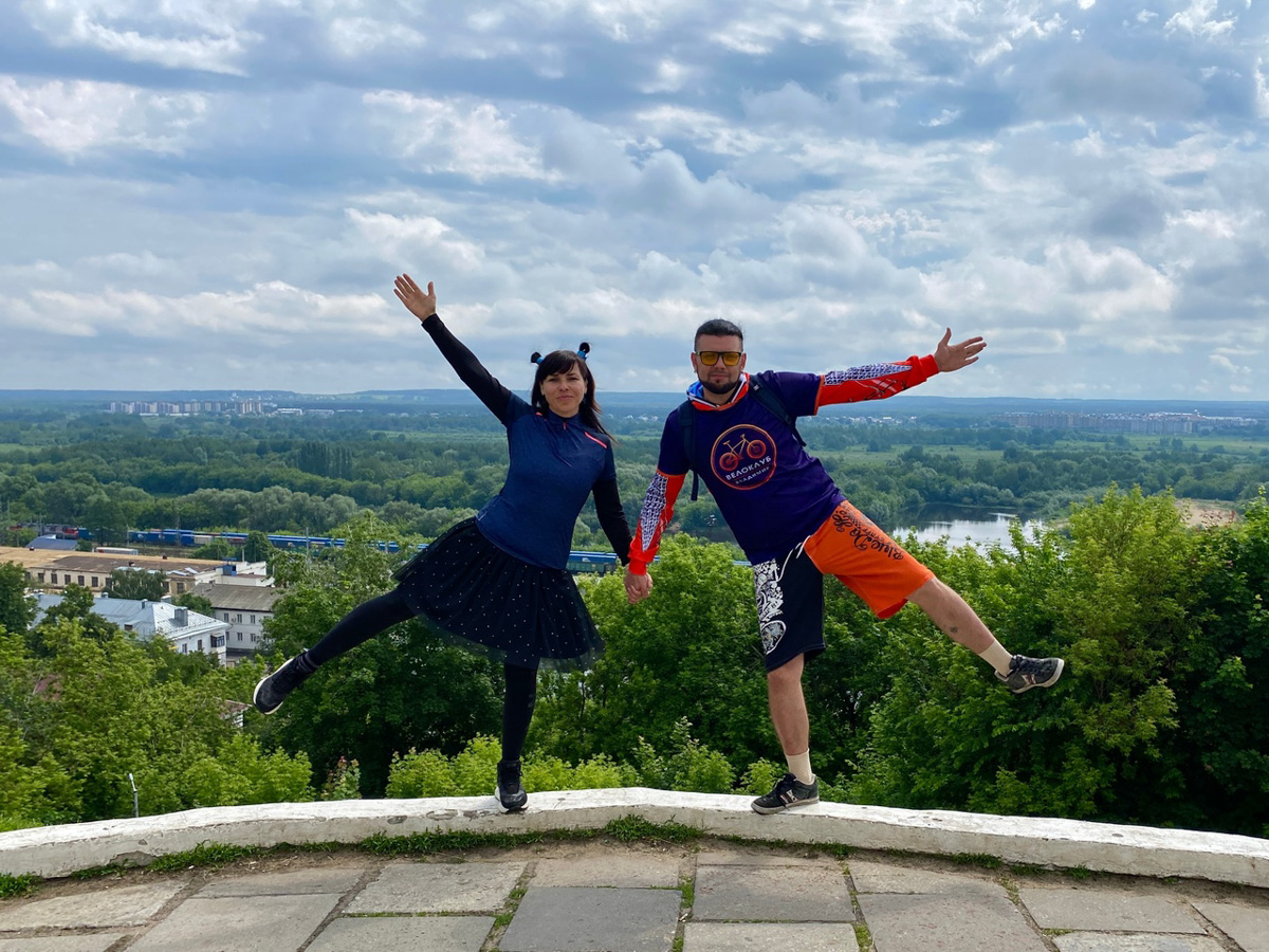 Нестандартные свадьбы — выбор по-настоящему творческих людей. Владимирцы Светлана и Артур точно из их числа. Главный день в своей жизни они решили провести на двухколесном транспорте, курсируя по знаменательным локациям города. Что вышло из этой затеи, выяснял «Ключ-Медиа».