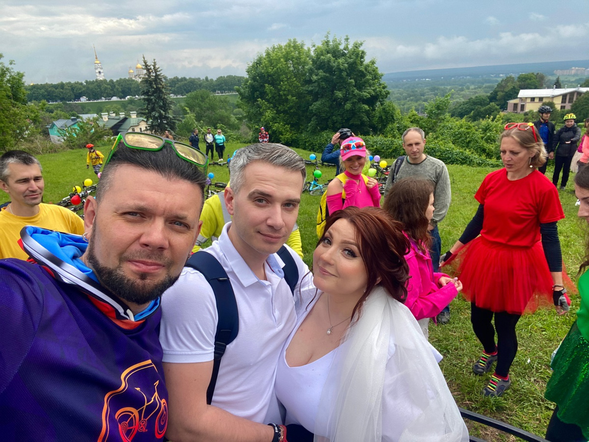 Нестандартные свадьбы — выбор по-настоящему творческих людей. Владимирцы Светлана и Артур точно из их числа. Главный день в своей жизни они решили провести на двухколесном транспорте, курсируя по знаменательным локациям города. Что вышло из этой затеи, выяснял «Ключ-Медиа».