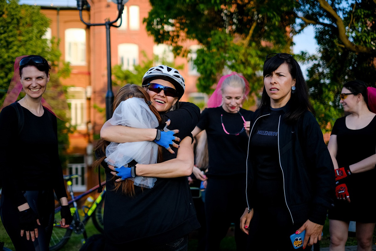 Нестандартные свадьбы — выбор по-настоящему творческих людей. Владимирцы Светлана и Артур точно из их числа. Главный день в своей жизни они решили провести на двухколесном транспорте, курсируя по знаменательным локациям города. Что вышло из этой затеи, выяснял «Ключ-Медиа».