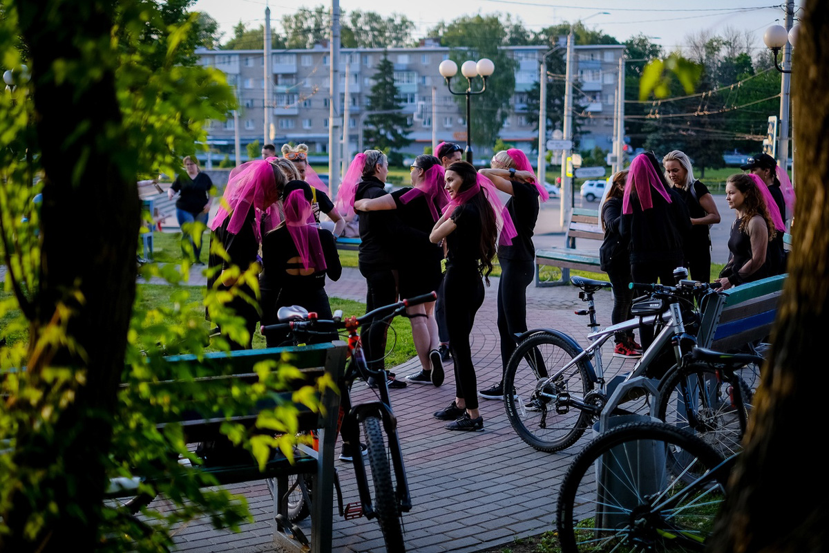 Нестандартные свадьбы — выбор по-настоящему творческих людей. Владимирцы Светлана и Артур точно из их числа. Главный день в своей жизни они решили провести на двухколесном транспорте, курсируя по знаменательным локациям города. Что вышло из этой затеи, выяснял «Ключ-Медиа».