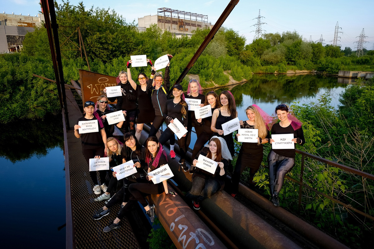Нестандартные свадьбы — выбор по-настоящему творческих людей. Владимирцы Светлана и Артур точно из их числа. Главный день в своей жизни они решили провести на двухколесном транспорте, курсируя по знаменательным локациям города. Что вышло из этой затеи, выяснял «Ключ-Медиа».