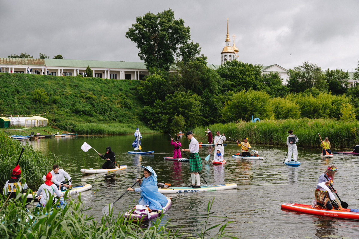В минувшую субботу прошел второй в истории Суздаля карнавал на sup-бордах. Водный маршрут необычного фестиваля составил три километра по самому центру древнего города. Огромное количество знакомых героев из популярных сказок и культовых фильмов встали на доски и взяли в руки весла. Делимся подробностями этого неоспоримо яркого и зрелищного шоу.