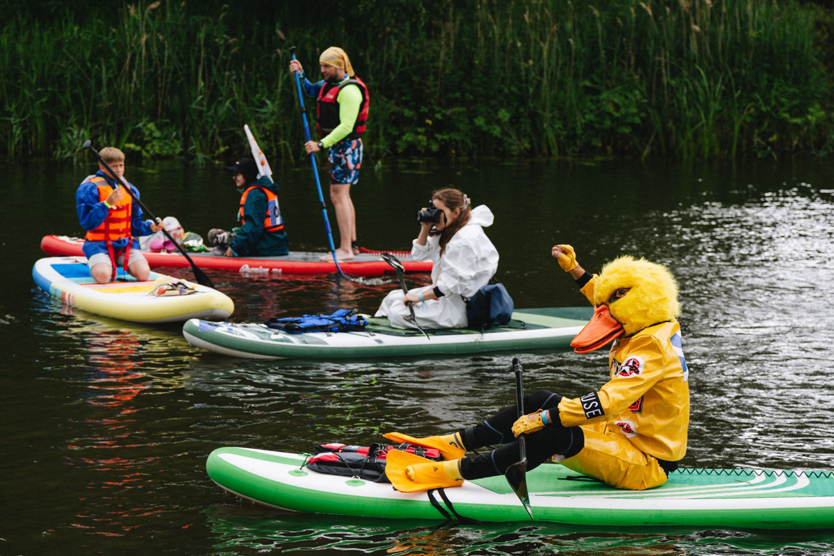 В минувшую субботу прошел второй в истории Суздаля карнавал на sup-бордах. Водный маршрут необычного фестиваля составил три километра по самому центру древнего города. Огромное количество знакомых героев из популярных сказок и культовых фильмов встали на доски и взяли в руки весла. Делимся подробностями этого неоспоримо яркого и зрелищного шоу.