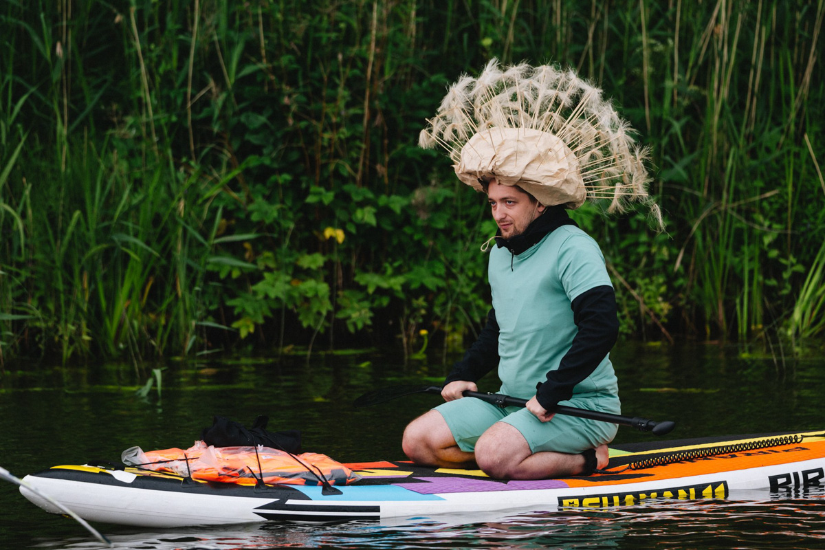 В минувшую субботу прошел второй в истории Суздаля карнавал на sup-бордах. Водный маршрут необычного фестиваля составил три километра по самому центру древнего города. Огромное количество знакомых героев из популярных сказок и культовых фильмов встали на доски и взяли в руки весла. Делимся подробностями этого неоспоримо яркого и зрелищного шоу.