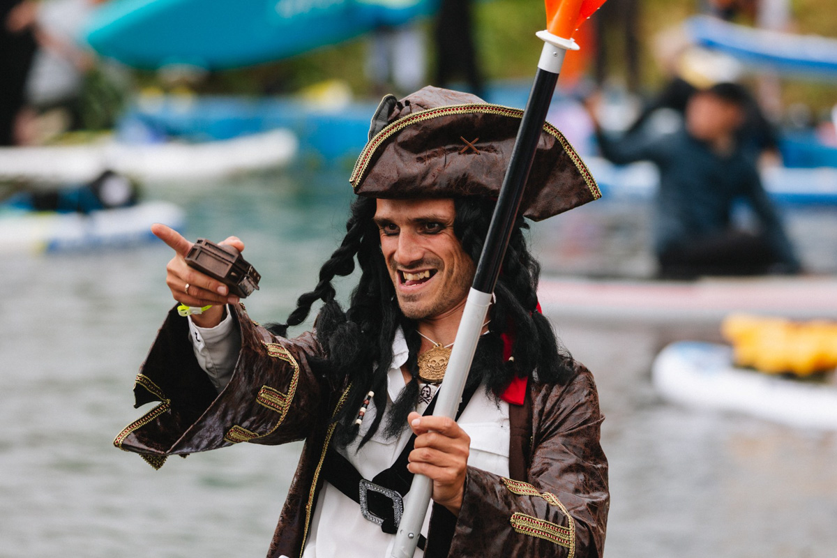 В минувшую субботу прошел второй в истории Суздаля карнавал на sup-бордах. Водный маршрут необычного фестиваля составил три километра по самому центру древнего города. Огромное количество знакомых героев из популярных сказок и культовых фильмов встали на доски и взяли в руки весла. Делимся подробностями этого неоспоримо яркого и зрелищного шоу.