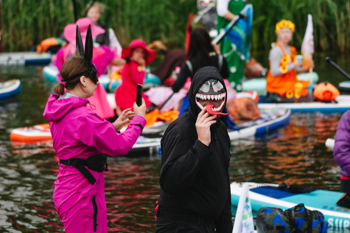 В минувшую субботу прошел второй в истории Суздаля карнавал на sup-бордах. Водный маршрут необычного фестиваля составил три километра по самому центру древнего города. Огромное количество знакомых героев из популярных сказок и культовых фильмов встали на доски и взяли в руки весла. Делимся подробностями этого неоспоримо яркого и зрелищного шоу.