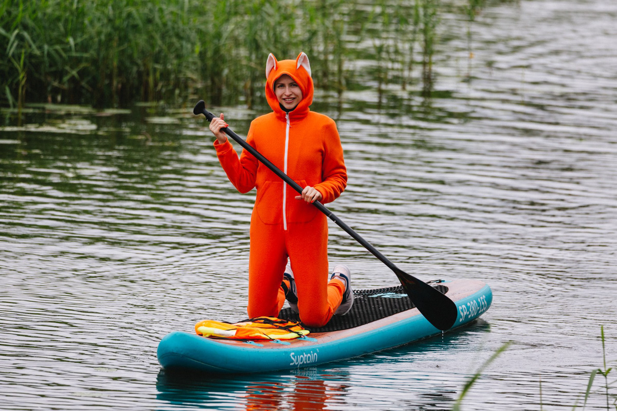В минувшую субботу прошел второй в истории Суздаля карнавал на sup-бордах. Водный маршрут необычного фестиваля составил три километра по самому центру древнего города. Огромное количество знакомых героев из популярных сказок и культовых фильмов встали на доски и взяли в руки весла. Делимся подробностями этого неоспоримо яркого и зрелищного шоу.