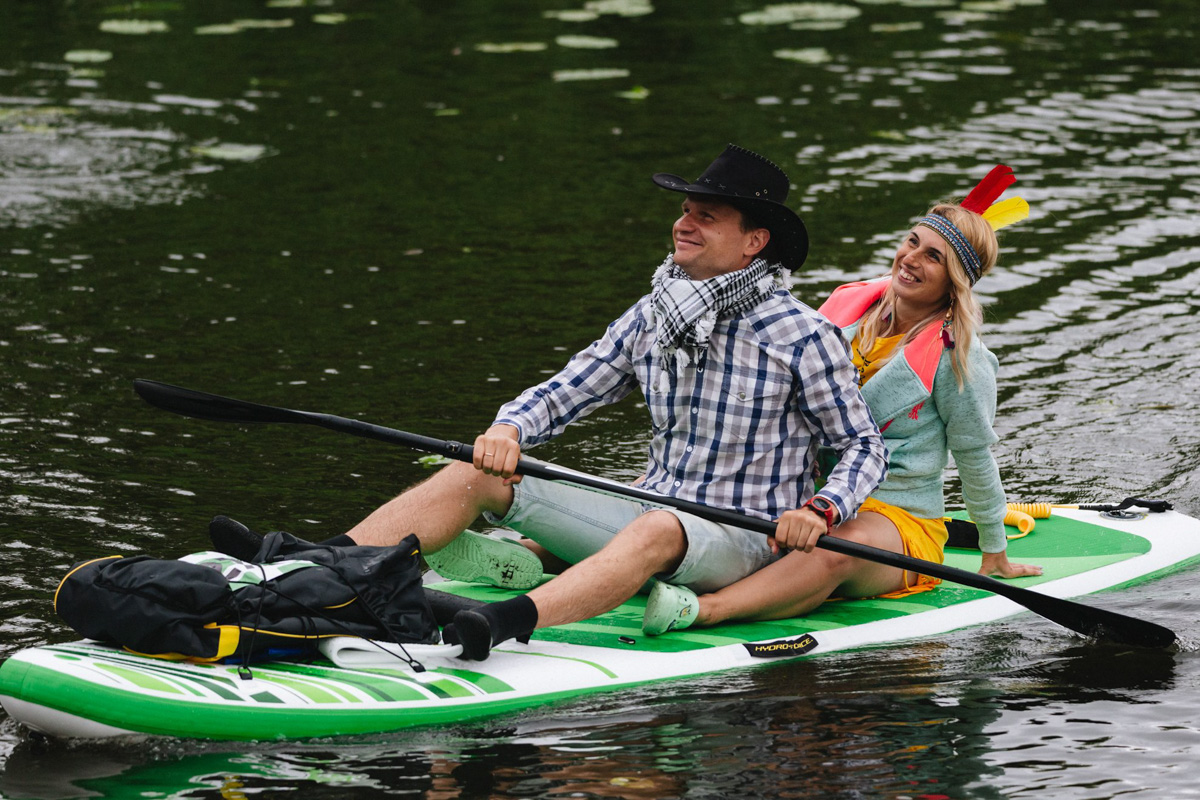 В минувшую субботу прошел второй в истории Суздаля карнавал на sup-бордах. Водный маршрут необычного фестиваля составил три километра по самому центру древнего города. Огромное количество знакомых героев из популярных сказок и культовых фильмов встали на доски и взяли в руки весла. Делимся подробностями этого неоспоримо яркого и зрелищного шоу.