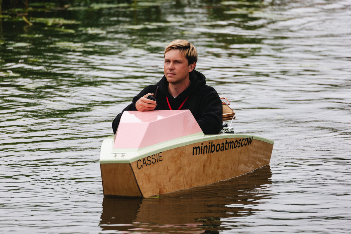 В минувшую субботу прошел второй в истории Суздаля карнавал на sup-бордах. Водный маршрут необычного фестиваля составил три километра по самому центру древнего города. Огромное количество знакомых героев из популярных сказок и культовых фильмов встали на доски и взяли в руки весла. Делимся подробностями этого неоспоримо яркого и зрелищного шоу.