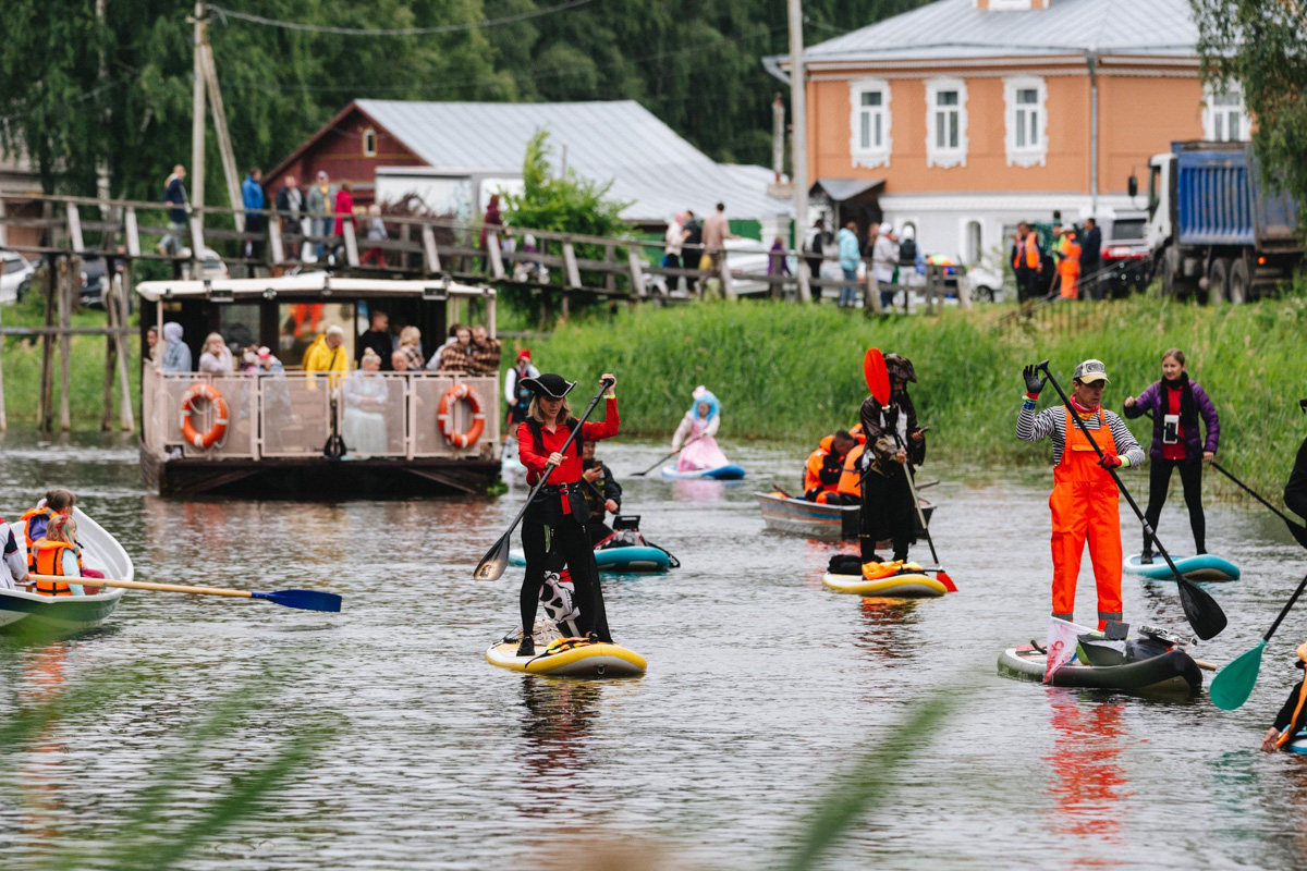 В минувшую субботу прошел второй в истории Суздаля карнавал на sup-бордах. Водный маршрут необычного фестиваля составил три километра по самому центру древнего города. Огромное количество знакомых героев из популярных сказок и культовых фильмов встали на доски и взяли в руки весла. Делимся подробностями этого неоспоримо яркого и зрелищного шоу.