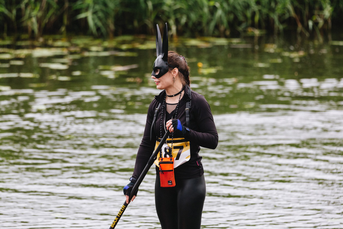 В минувшую субботу прошел второй в истории Суздаля карнавал на sup-бордах. Водный маршрут необычного фестиваля составил три километра по самому центру древнего города. Огромное количество знакомых героев из популярных сказок и культовых фильмов встали на доски и взяли в руки весла. Делимся подробностями этого неоспоримо яркого и зрелищного шоу.