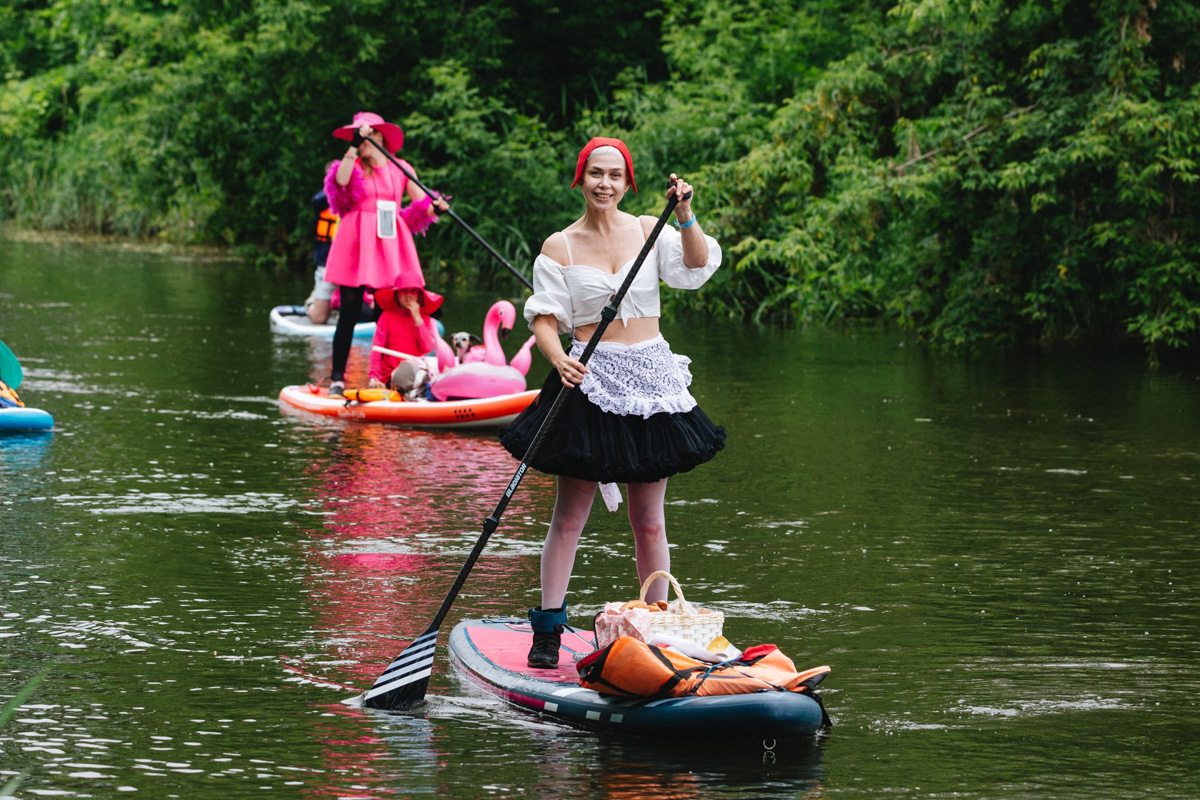 В минувшую субботу прошел второй в истории Суздаля карнавал на sup-бордах. Водный маршрут необычного фестиваля составил три километра по самому центру древнего города. Огромное количество знакомых героев из популярных сказок и культовых фильмов встали на доски и взяли в руки весла. Делимся подробностями этого неоспоримо яркого и зрелищного шоу.