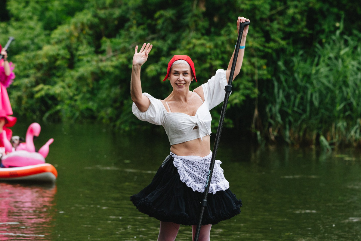 В минувшую субботу прошел второй в истории Суздаля карнавал на sup-бордах. Водный маршрут необычного фестиваля составил три километра по самому центру древнего города. Огромное количество знакомых героев из популярных сказок и культовых фильмов встали на доски и взяли в руки весла. Делимся подробностями этого неоспоримо яркого и зрелищного шоу.