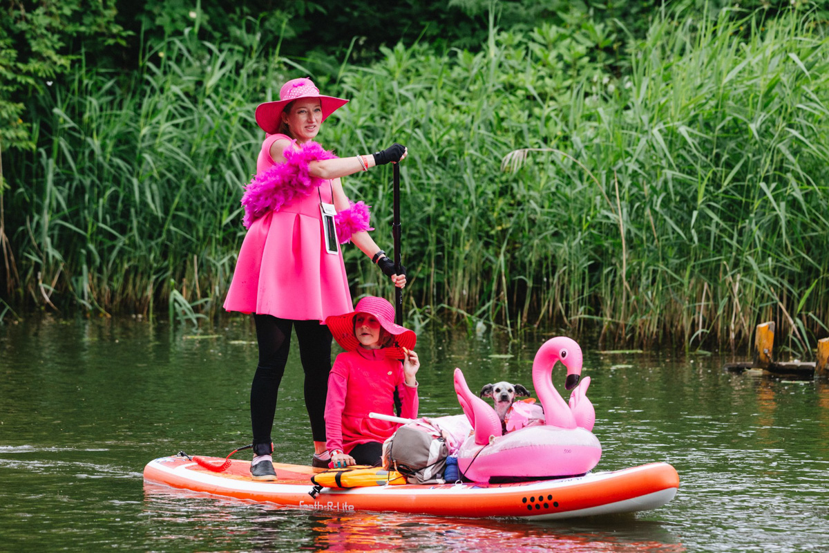 В минувшую субботу прошел второй в истории Суздаля карнавал на sup-бордах. Водный маршрут необычного фестиваля составил три километра по самому центру древнего города. Огромное количество знакомых героев из популярных сказок и культовых фильмов встали на доски и взяли в руки весла. Делимся подробностями этого неоспоримо яркого и зрелищного шоу.