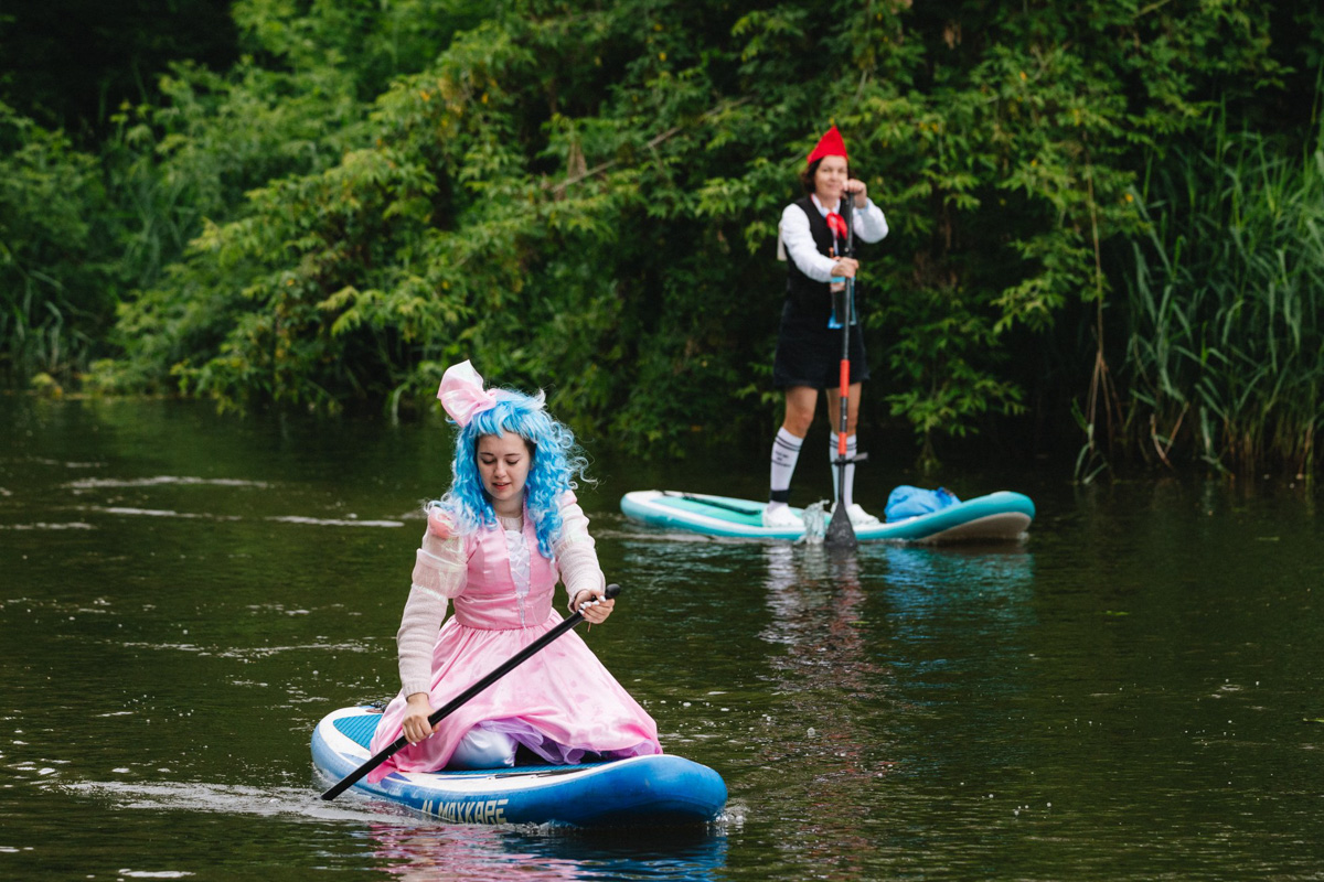 В минувшую субботу прошел второй в истории Суздаля карнавал на sup-бордах. Водный маршрут необычного фестиваля составил три километра по самому центру древнего города. Огромное количество знакомых героев из популярных сказок и культовых фильмов встали на доски и взяли в руки весла. Делимся подробностями этого неоспоримо яркого и зрелищного шоу.