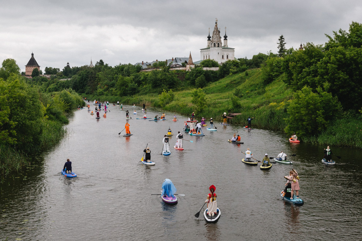 В минувшую субботу прошел второй в истории Суздаля карнавал на sup-бордах. Водный маршрут необычного фестиваля составил три километра по самому центру древнего города. Огромное количество знакомых героев из популярных сказок и культовых фильмов встали на доски и взяли в руки весла. Делимся подробностями этого неоспоримо яркого и зрелищного шоу.