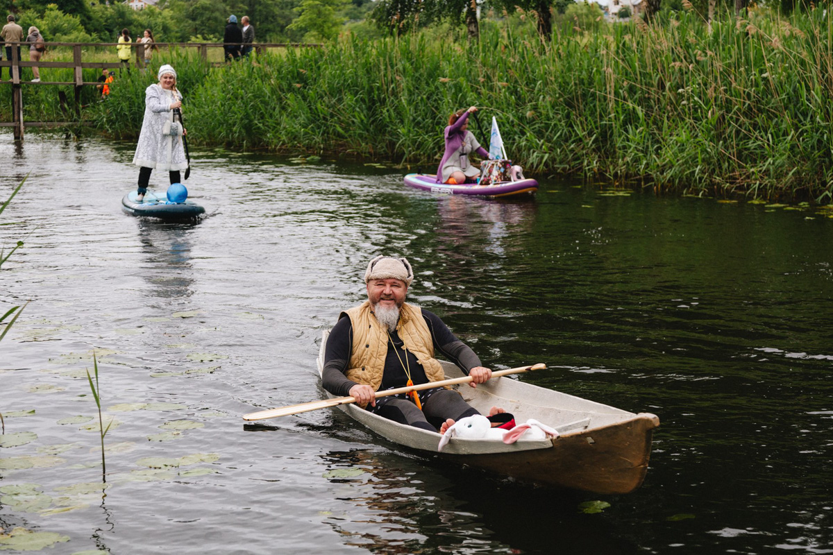 В минувшую субботу прошел второй в истории Суздаля карнавал на sup-бордах. Водный маршрут необычного фестиваля составил три километра по самому центру древнего города. Огромное количество знакомых героев из популярных сказок и культовых фильмов встали на доски и взяли в руки весла. Делимся подробностями этого неоспоримо яркого и зрелищного шоу.