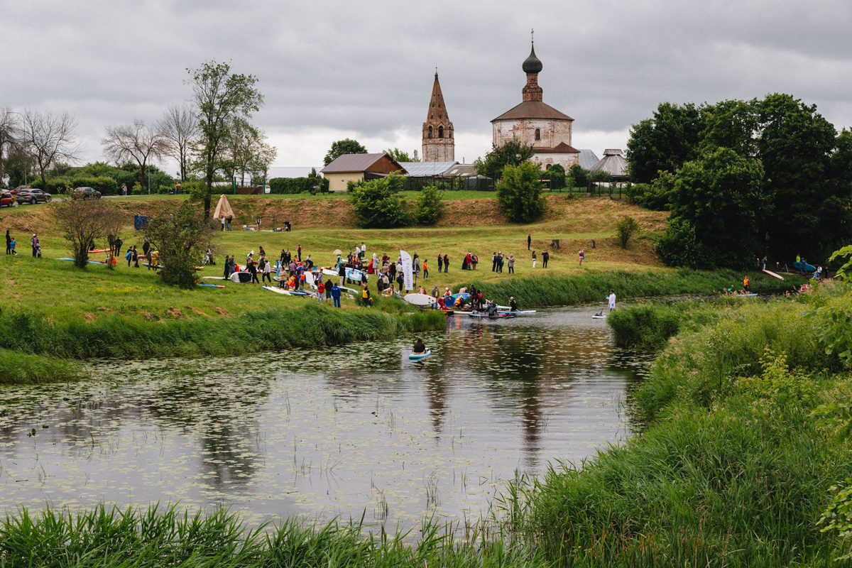 В минувшую субботу прошел второй в истории Суздаля карнавал на sup-бордах. Водный маршрут необычного фестиваля составил три километра по самому центру древнего города. Огромное количество знакомых героев из популярных сказок и культовых фильмов встали на доски и взяли в руки весла. Делимся подробностями этого неоспоримо яркого и зрелищного шоу.