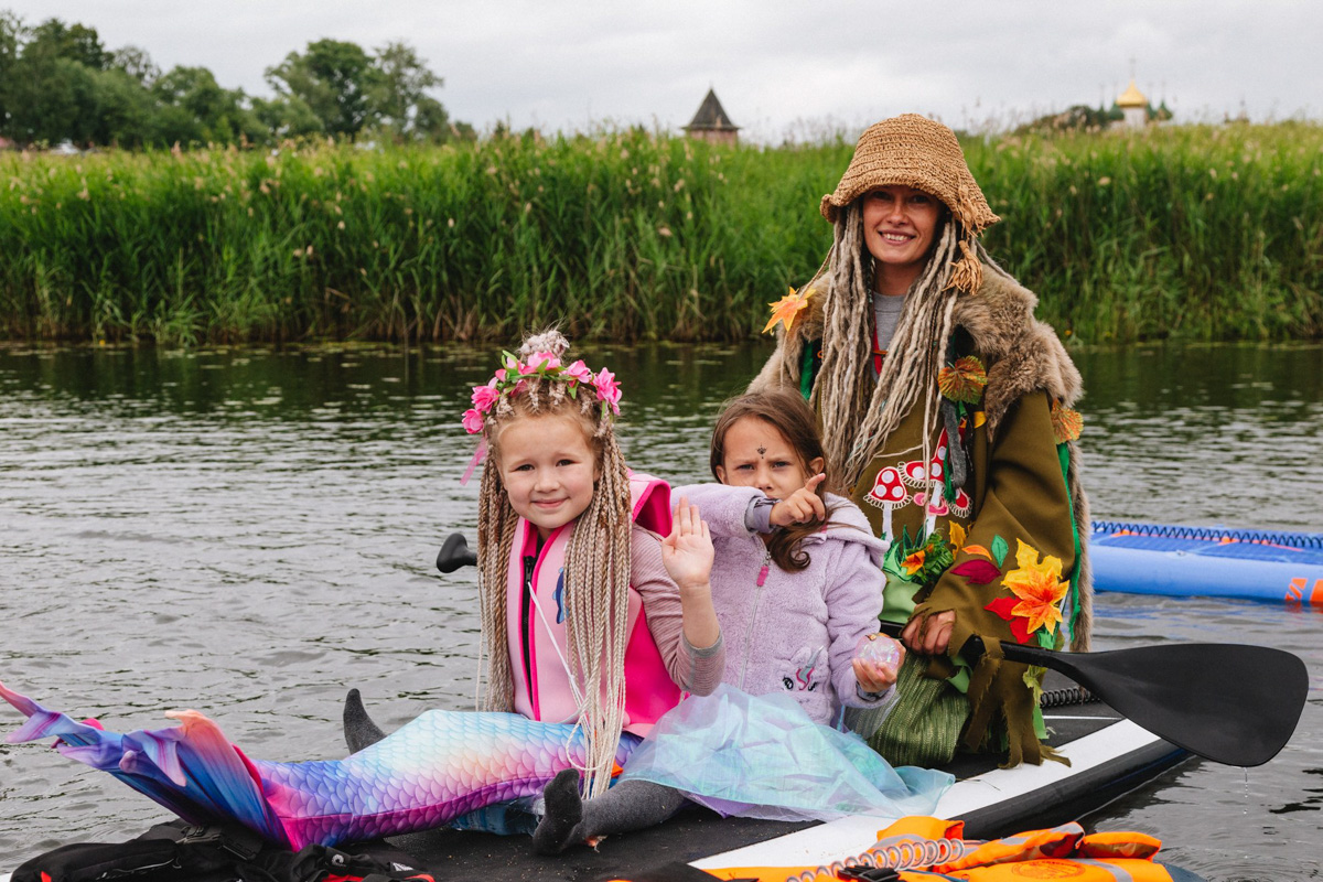 В минувшую субботу прошел второй в истории Суздаля карнавал на sup-бордах. Водный маршрут необычного фестиваля составил три километра по самому центру древнего города. Огромное количество знакомых героев из популярных сказок и культовых фильмов встали на доски и взяли в руки весла. Делимся подробностями этого неоспоримо яркого и зрелищного шоу.