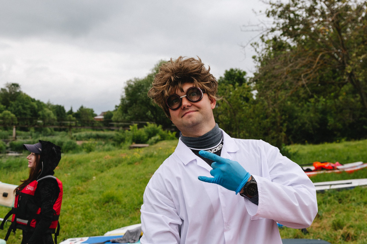 В минувшую субботу прошел второй в истории Суздаля карнавал на sup-бордах. Водный маршрут необычного фестиваля составил три километра по самому центру древнего города. Огромное количество знакомых героев из популярных сказок и культовых фильмов встали на доски и взяли в руки весла. Делимся подробностями этого неоспоримо яркого и зрелищного шоу.