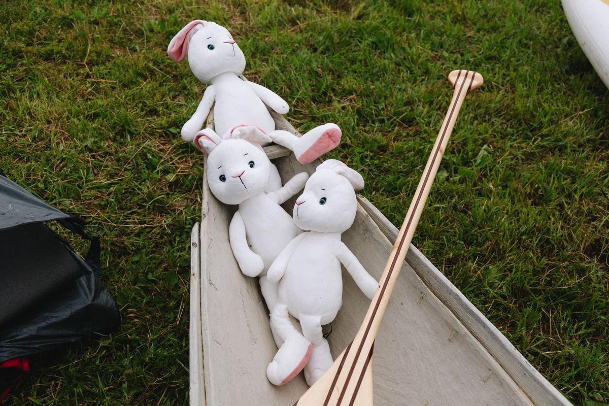 В минувшую субботу прошел второй в истории Суздаля карнавал на sup-бордах. Водный маршрут необычного фестиваля составил три километра по самому центру древнего города. Огромное количество знакомых героев из популярных сказок и культовых фильмов встали на доски и взяли в руки весла. Делимся подробностями этого неоспоримо яркого и зрелищного шоу.