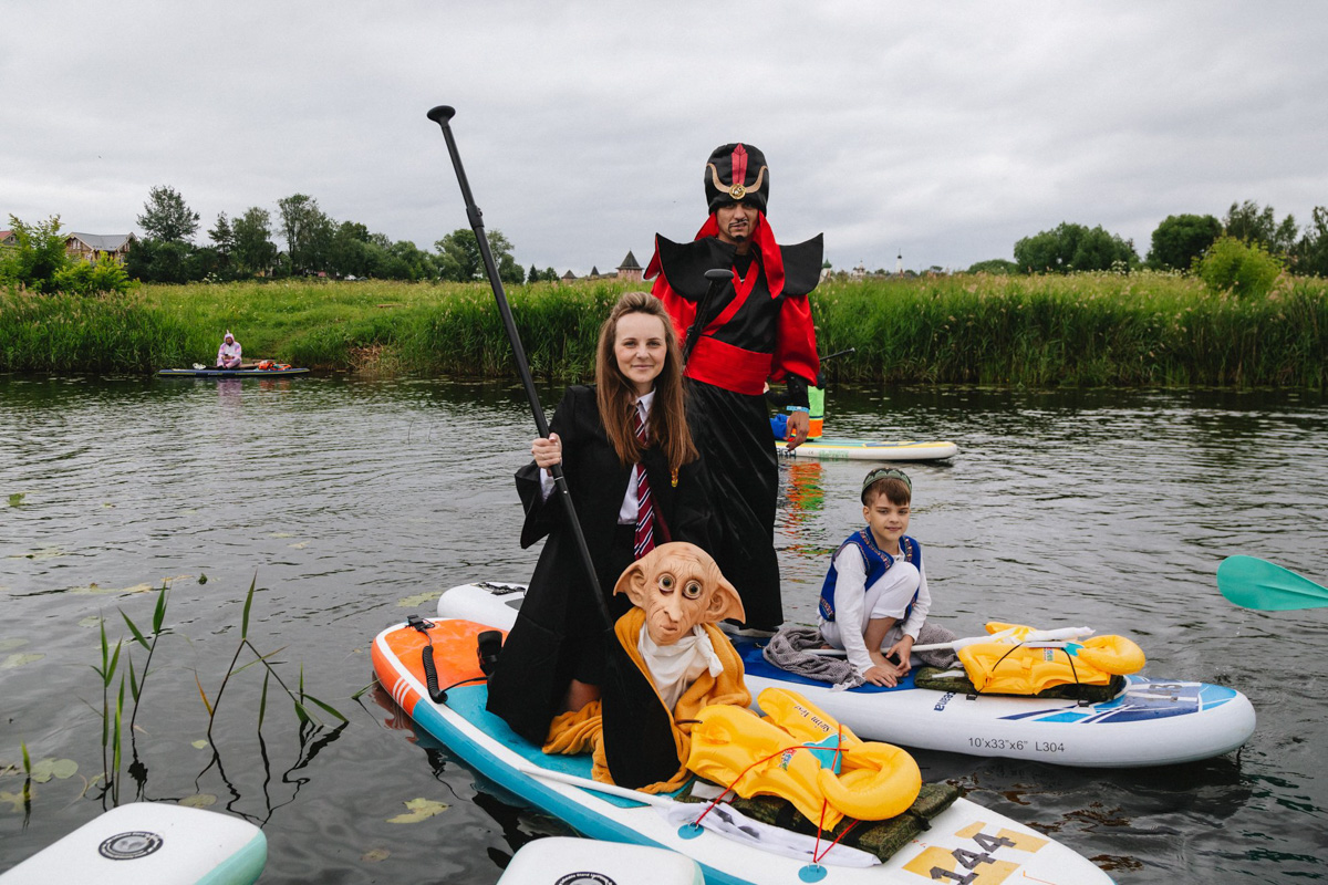В минувшую субботу прошел второй в истории Суздаля карнавал на sup-бордах. Водный маршрут необычного фестиваля составил три километра по самому центру древнего города. Огромное количество знакомых героев из популярных сказок и культовых фильмов встали на доски и взяли в руки весла. Делимся подробностями этого неоспоримо яркого и зрелищного шоу.