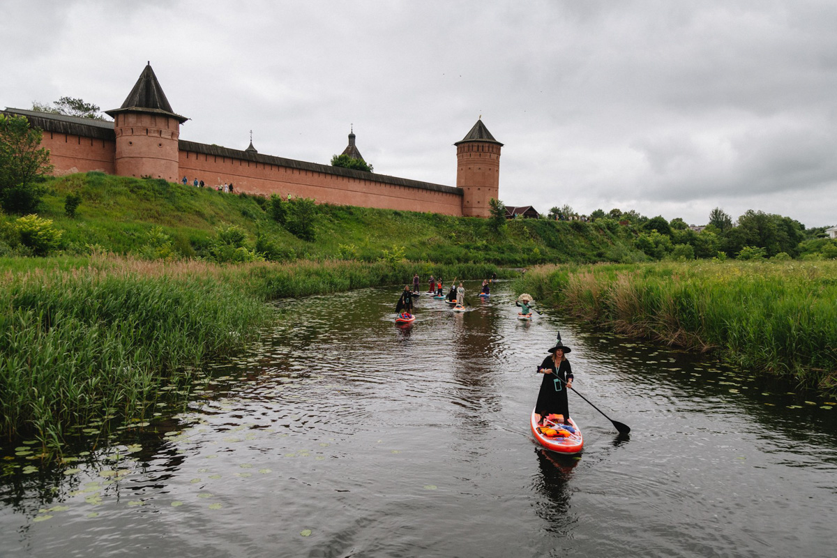 В минувшую субботу прошел второй в истории Суздаля карнавал на sup-бордах. Водный маршрут необычного фестиваля составил три километра по самому центру древнего города. Огромное количество знакомых героев из популярных сказок и культовых фильмов встали на доски и взяли в руки весла. Делимся подробностями этого неоспоримо яркого и зрелищного шоу.