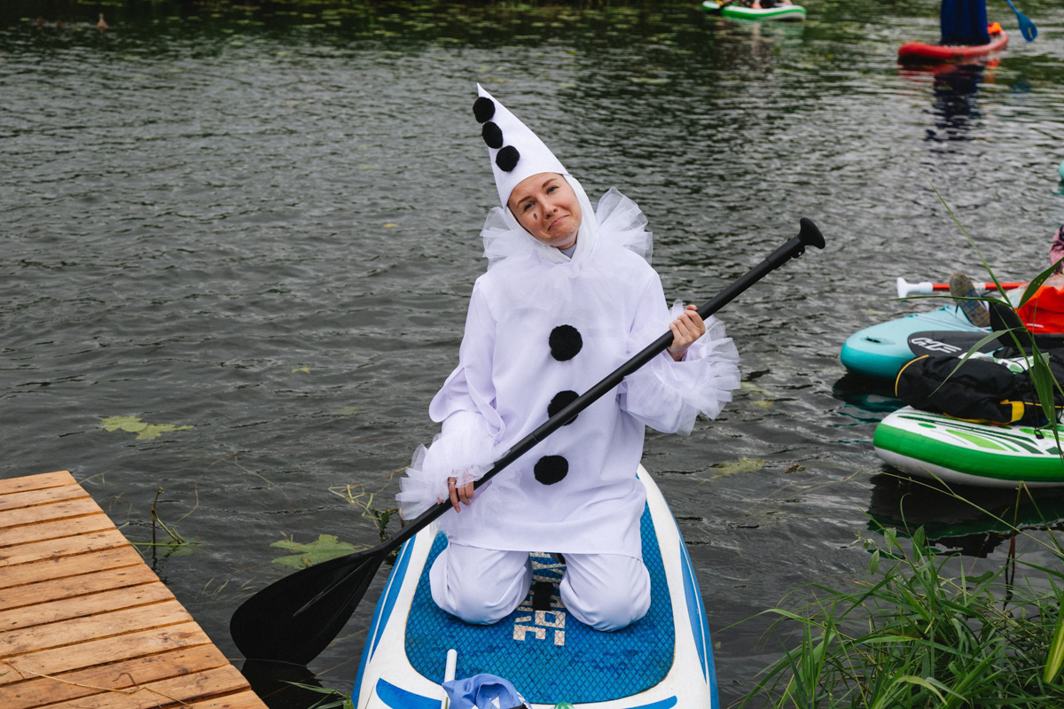 В минувшую субботу прошел второй в истории Суздаля карнавал на sup-бордах. Водный маршрут необычного фестиваля составил три километра по самому центру древнего города. Огромное количество знакомых героев из популярных сказок и культовых фильмов встали на доски и взяли в руки весла. Делимся подробностями этого неоспоримо яркого и зрелищного шоу.