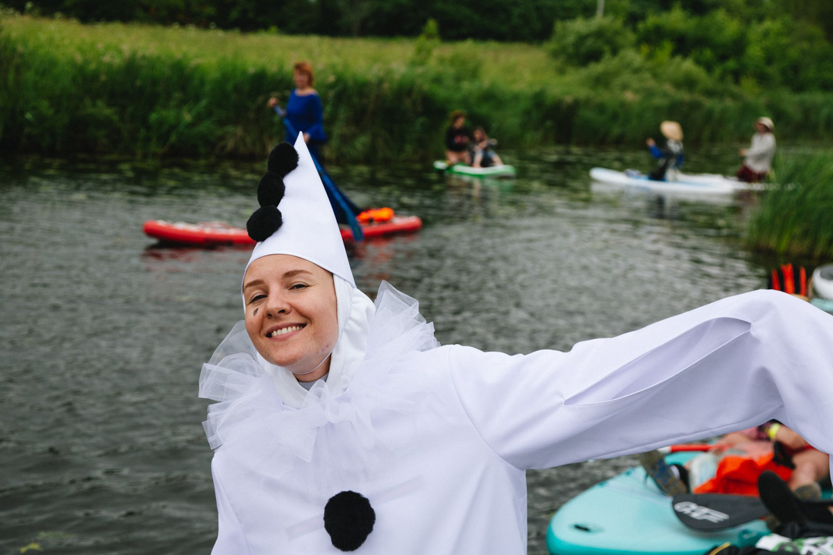 В минувшую субботу прошел второй в истории Суздаля карнавал на sup-бордах. Водный маршрут необычного фестиваля составил три километра по самому центру древнего города. Огромное количество знакомых героев из популярных сказок и культовых фильмов встали на доски и взяли в руки весла. Делимся подробностями этого неоспоримо яркого и зрелищного шоу.