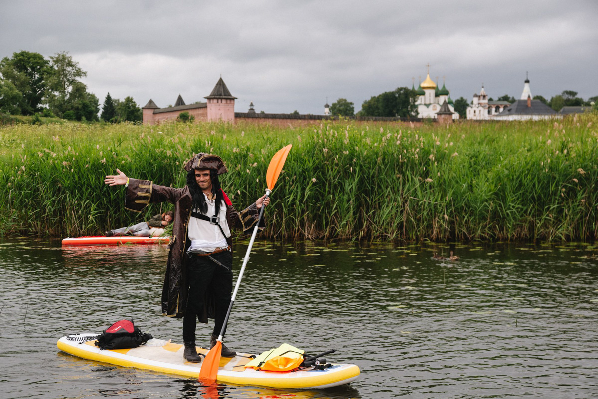В минувшую субботу прошел второй в истории Суздаля карнавал на sup-бордах. Водный маршрут необычного фестиваля составил три километра по самому центру древнего города. Огромное количество знакомых героев из популярных сказок и культовых фильмов встали на доски и взяли в руки весла. Делимся подробностями этого неоспоримо яркого и зрелищного шоу.