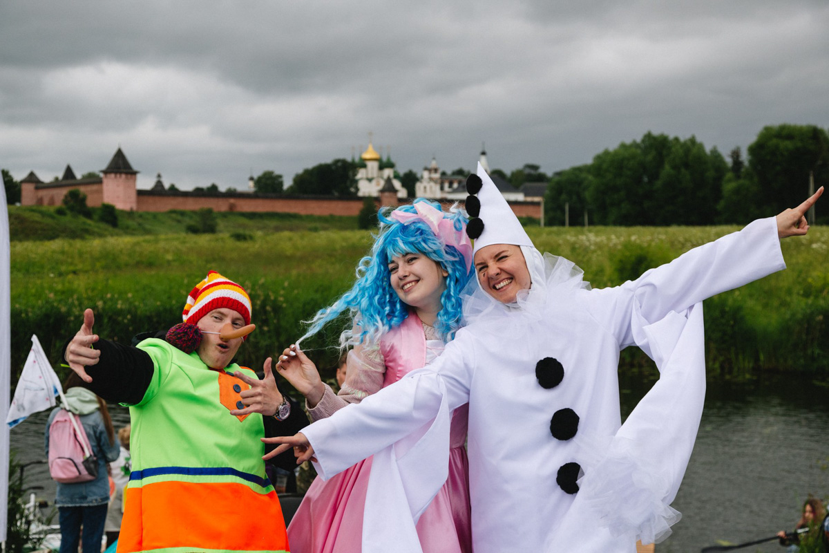 В минувшую субботу прошел второй в истории Суздаля карнавал на sup-бордах. Водный маршрут необычного фестиваля составил три километра по самому центру древнего города. Огромное количество знакомых героев из популярных сказок и культовых фильмов встали на доски и взяли в руки весла. Делимся подробностями этого неоспоримо яркого и зрелищного шоу.