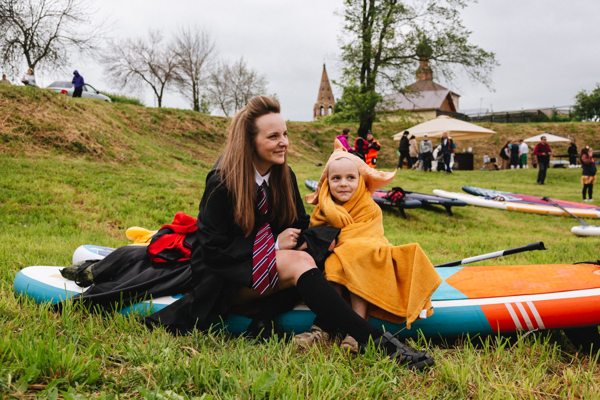 В минувшую субботу прошел второй в истории Суздаля карнавал на sup-бордах. Водный маршрут необычного фестиваля составил три километра по самому центру древнего города. Огромное количество знакомых героев из популярных сказок и культовых фильмов встали на доски и взяли в руки весла. Делимся подробностями этого неоспоримо яркого и зрелищного шоу.