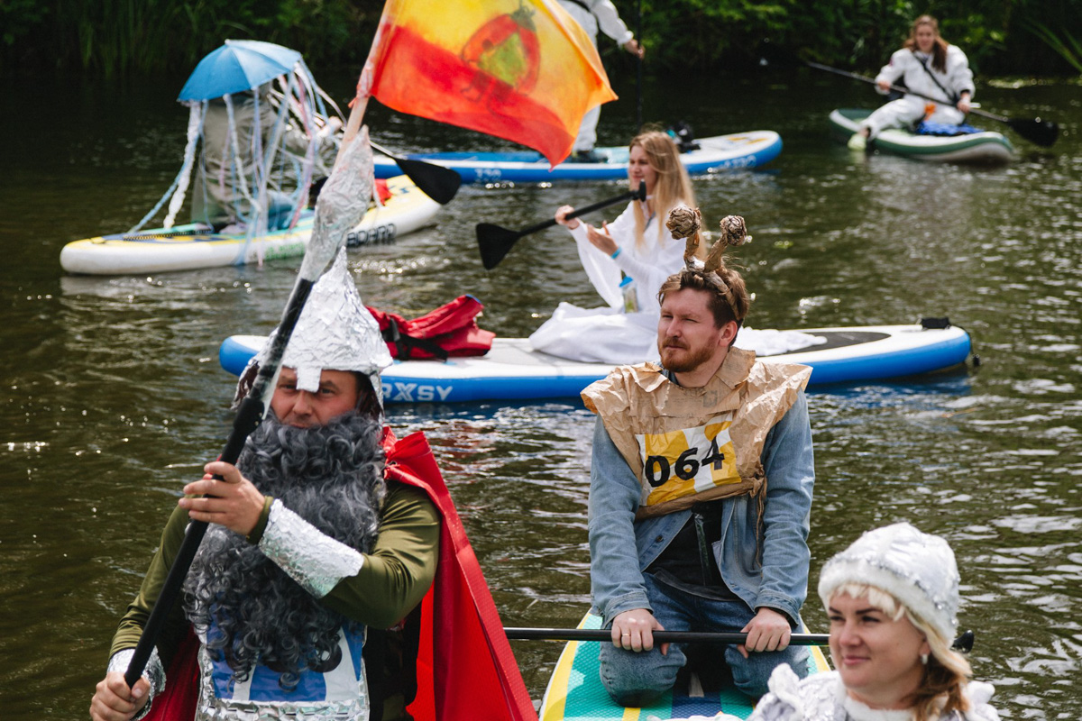 В минувшую субботу прошел второй в истории Суздаля карнавал на sup-бордах. Водный маршрут необычного фестиваля составил три километра по самому центру древнего города. Огромное количество знакомых героев из популярных сказок и культовых фильмов встали на доски и взяли в руки весла. Делимся подробностями этого неоспоримо яркого и зрелищного шоу.