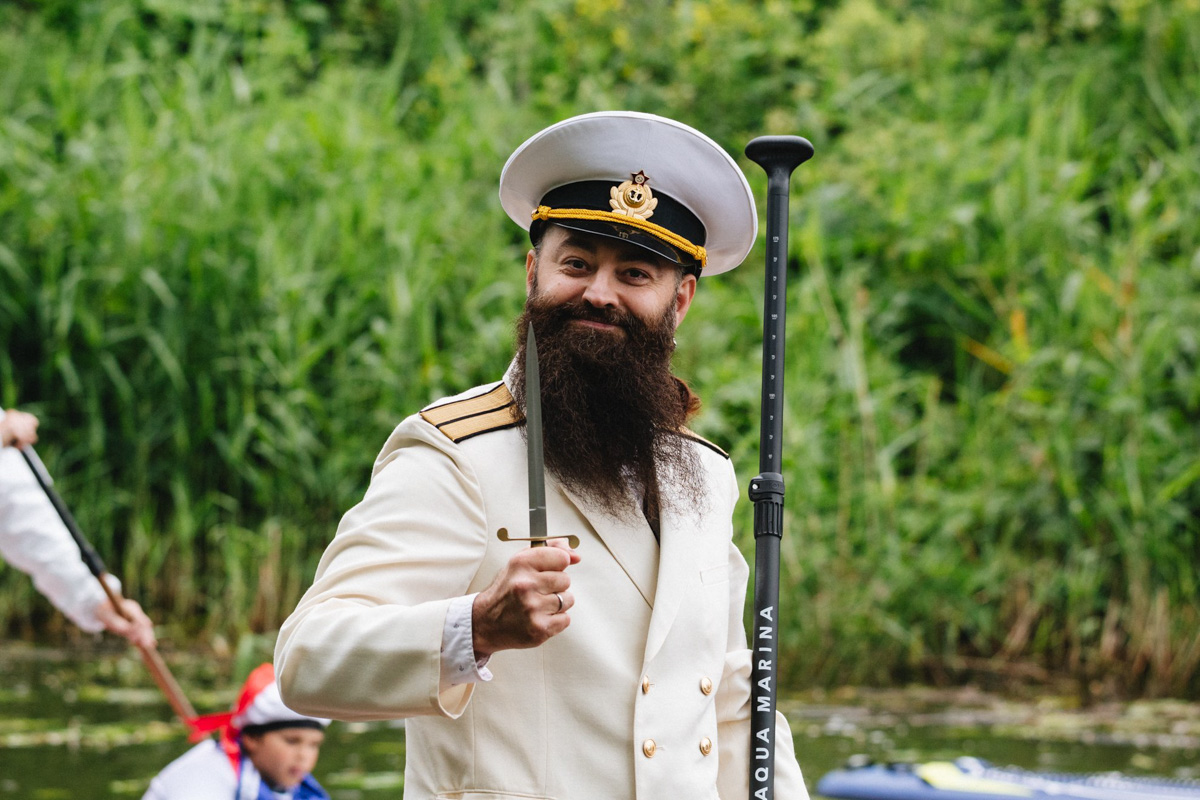 В минувшую субботу прошел второй в истории Суздаля карнавал на sup-бордах. Водный маршрут необычного фестиваля составил три километра по самому центру древнего города. Огромное количество знакомых героев из популярных сказок и культовых фильмов встали на доски и взяли в руки весла. Делимся подробностями этого неоспоримо яркого и зрелищного шоу.