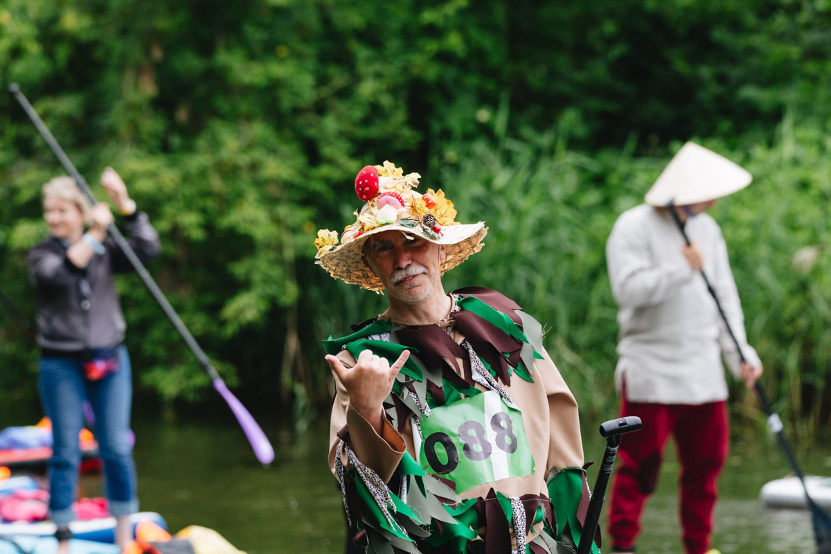 В минувшую субботу прошел второй в истории Суздаля карнавал на sup-бордах. Водный маршрут необычного фестиваля составил три километра по самому центру древнего города. Огромное количество знакомых героев из популярных сказок и культовых фильмов встали на доски и взяли в руки весла. Делимся подробностями этого неоспоримо яркого и зрелищного шоу.