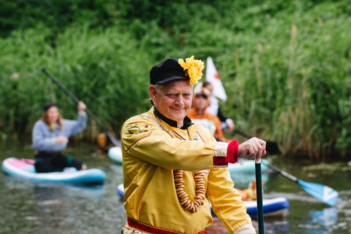В минувшую субботу прошел второй в истории Суздаля карнавал на sup-бордах. Водный маршрут необычного фестиваля составил три километра по самому центру древнего города. Огромное количество знакомых героев из популярных сказок и культовых фильмов встали на доски и взяли в руки весла. Делимся подробностями этого неоспоримо яркого и зрелищного шоу.