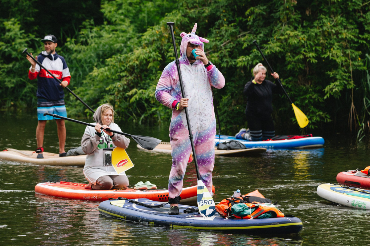 В минувшую субботу прошел второй в истории Суздаля карнавал на sup-бордах. Водный маршрут необычного фестиваля составил три километра по самому центру древнего города. Огромное количество знакомых героев из популярных сказок и культовых фильмов встали на доски и взяли в руки весла. Делимся подробностями этого неоспоримо яркого и зрелищного шоу.