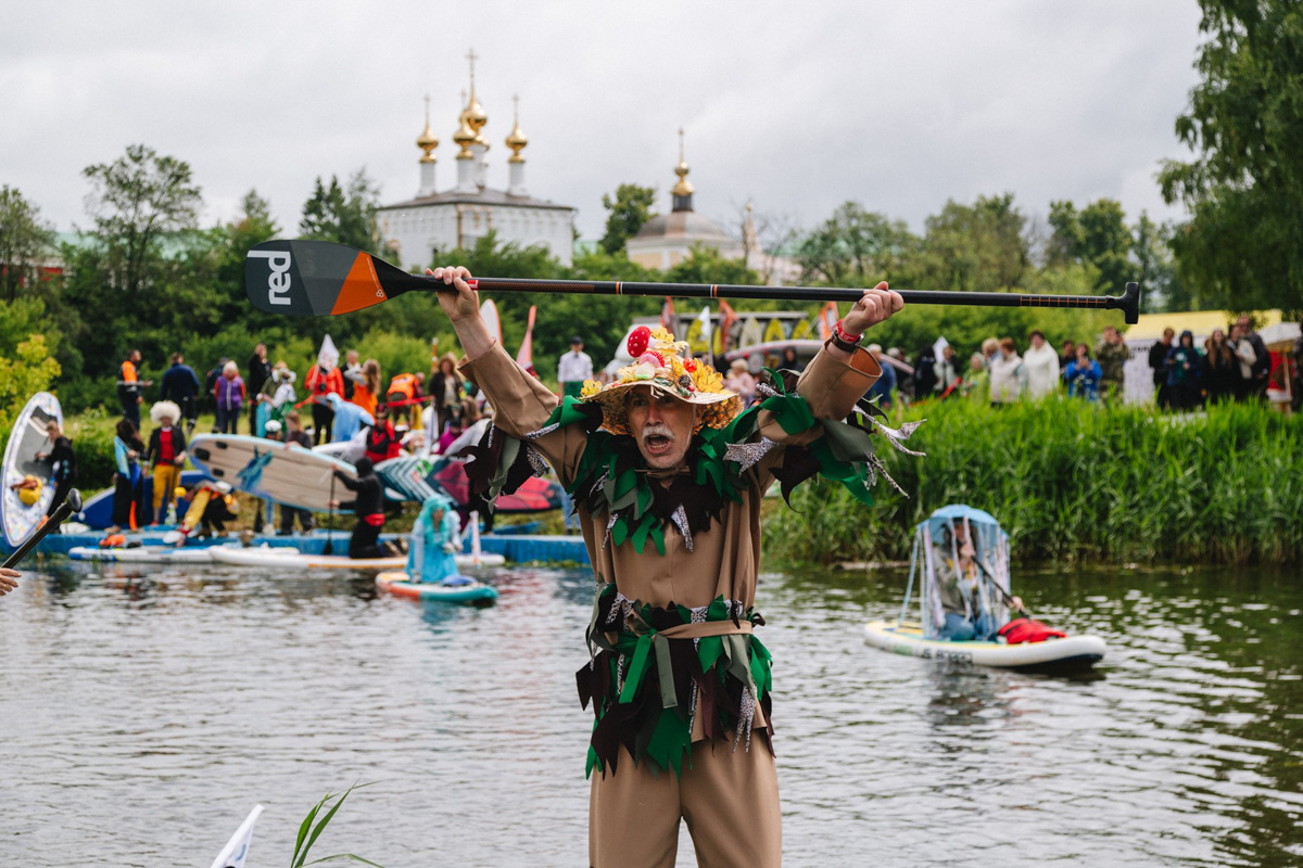 В минувшую субботу прошел второй в истории Суздаля карнавал на sup-бордах. Водный маршрут необычного фестиваля составил три километра по самому центру древнего города. Огромное количество знакомых героев из популярных сказок и культовых фильмов встали на доски и взяли в руки весла. Делимся подробностями этого неоспоримо яркого и зрелищного шоу.