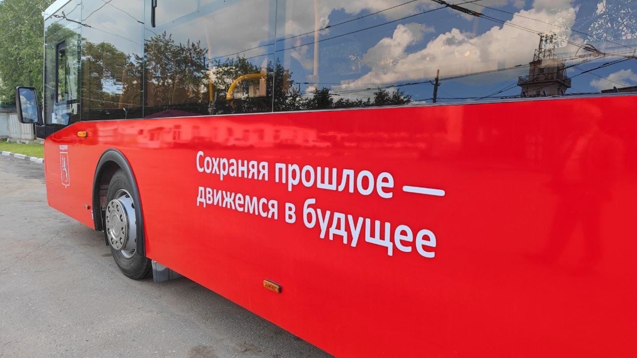 Единственная муниципальная парковка в центре Владимира вновь стала бесплатной! Также до конца этого лета на улицы города должны выйти сразу сто новых автобусов только муниципального перевозчика. Первые 15 уже поступили и готовятся принять пассажиров. По традиции только этими новостями мы сегодня не ограничимся.