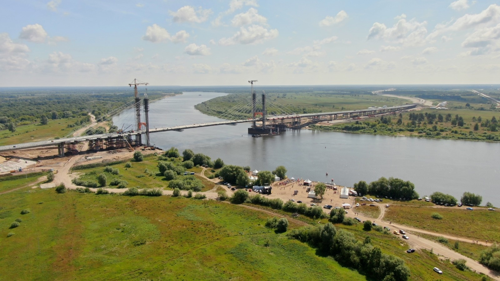 Единственная муниципальная парковка в центре Владимира вновь стала бесплатной! Также до конца этого лета на улицы города должны выйти сразу сто новых автобусов только муниципального перевозчика. Первые 15 уже поступили и готовятся принять пассажиров. По традиции только этими новостями мы сегодня не ограничимся.
