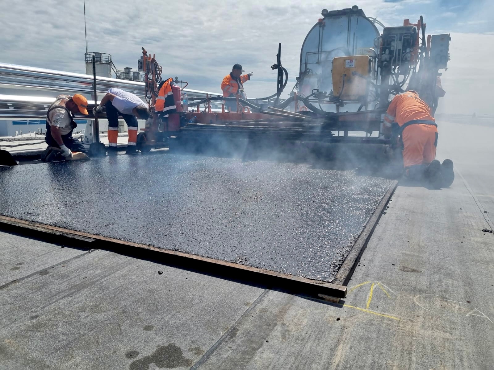 Единственная муниципальная парковка в центре Владимира вновь стала бесплатной! Также до конца этого лета на улицы города должны выйти сразу сто новых автобусов только муниципального перевозчика. Первые 15 уже поступили и готовятся принять пассажиров. По традиции только этими новостями мы сегодня не ограничимся.