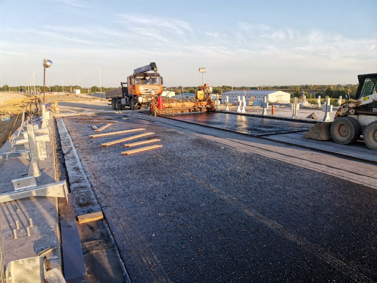 Единственная муниципальная парковка в центре Владимира вновь стала бесплатной! Также до конца этого лета на улицы города должны выйти сразу сто новых автобусов только муниципального перевозчика. Первые 15 уже поступили и готовятся принять пассажиров. По традиции только этими новостями мы сегодня не ограничимся.