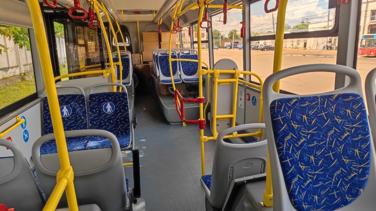 Единственная муниципальная парковка в центре Владимира вновь стала бесплатной! Также до конца этого лета на улицы города должны выйти сразу сто новых автобусов только муниципального перевозчика. Первые 15 уже поступили и готовятся принять пассажиров. По традиции только этими новостями мы сегодня не ограничимся.