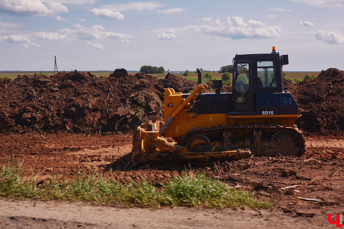 Единственная муниципальная парковка в центре Владимира вновь стала бесплатной! Также до конца этого лета на улицы города должны выйти сразу сто новых автобусов только муниципального перевозчика. Первые 15 уже поступили и готовятся принять пассажиров. По традиции только этими новостями мы сегодня не ограничимся.