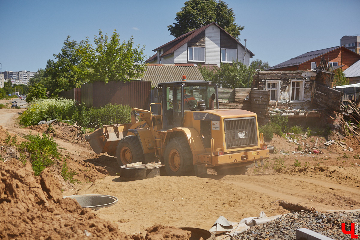 Единственная муниципальная парковка в центре Владимира вновь стала бесплатной! Также до конца этого лета на улицы города должны выйти сразу сто новых автобусов только муниципального перевозчика. Первые 15 уже поступили и готовятся принять пассажиров. По традиции только этими новостями мы сегодня не ограничимся.