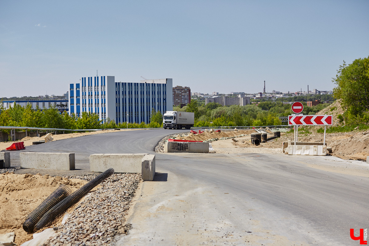 Единственная муниципальная парковка в центре Владимира вновь стала бесплатной! Также до конца этого лета на улицы города должны выйти сразу сто новых автобусов только муниципального перевозчика. Первые 15 уже поступили и готовятся принять пассажиров. По традиции только этими новостями мы сегодня не ограничимся.