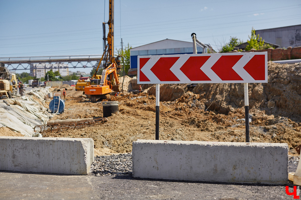 Единственная муниципальная парковка в центре Владимира вновь стала бесплатной! Также до конца этого лета на улицы города должны выйти сразу сто новых автобусов только муниципального перевозчика. Первые 15 уже поступили и готовятся принять пассажиров. По традиции только этими новостями мы сегодня не ограничимся.