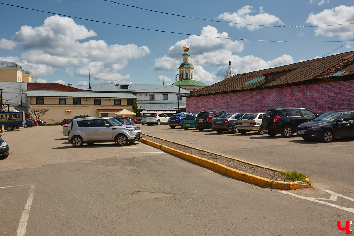 Единственная муниципальная парковка в центре Владимира вновь стала бесплатной! Также до конца этого лета на улицы города должны выйти сразу сто новых автобусов только муниципального перевозчика. Первые 15 уже поступили и готовятся принять пассажиров. По традиции только этими новостями мы сегодня не ограничимся.
